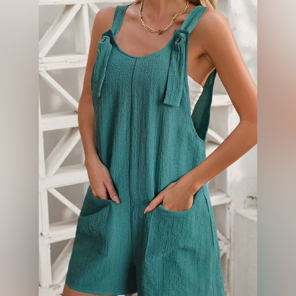 Romper solid patched pockets, versatile knot front strap. Size: Various - Picture 3 of 5